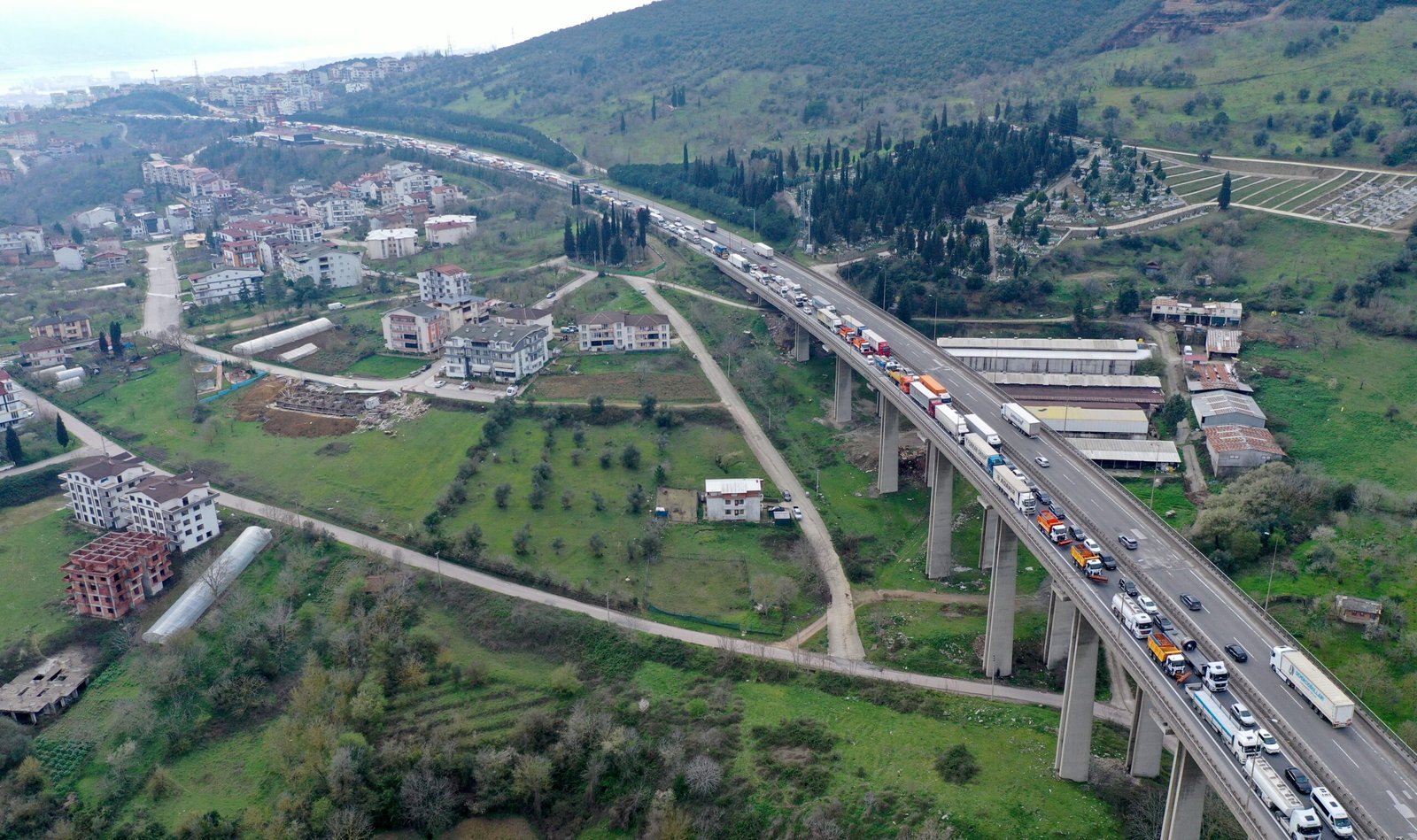 Ardacan UZUN/ İZMİT(Kocaeli), (DHA)- KOCAELİ’de, TEM Otoyolu’nda 2 TIR ve