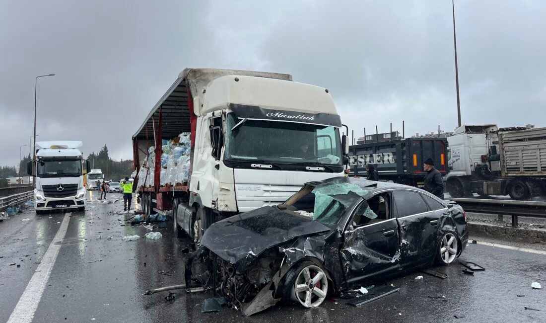 Ardacan UZUN/İZMİT (Kocaeli), (DHA)- KOCAELİ’de, TEM Otoyolu’nda 3 otomobil 2