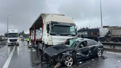 Ardacan UZUN/İZMİT (Kocaeli), (DHA)- KOCAELİ’de, TEM Otoyolu’nda 3 otomobil 2