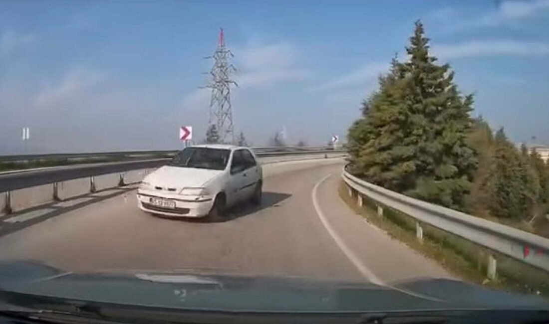 Ersan ERDOĞAN/MANİSA, (DHA)- MANİSA’nın Yunusemre ilçesinde üst geçitte ters yöne