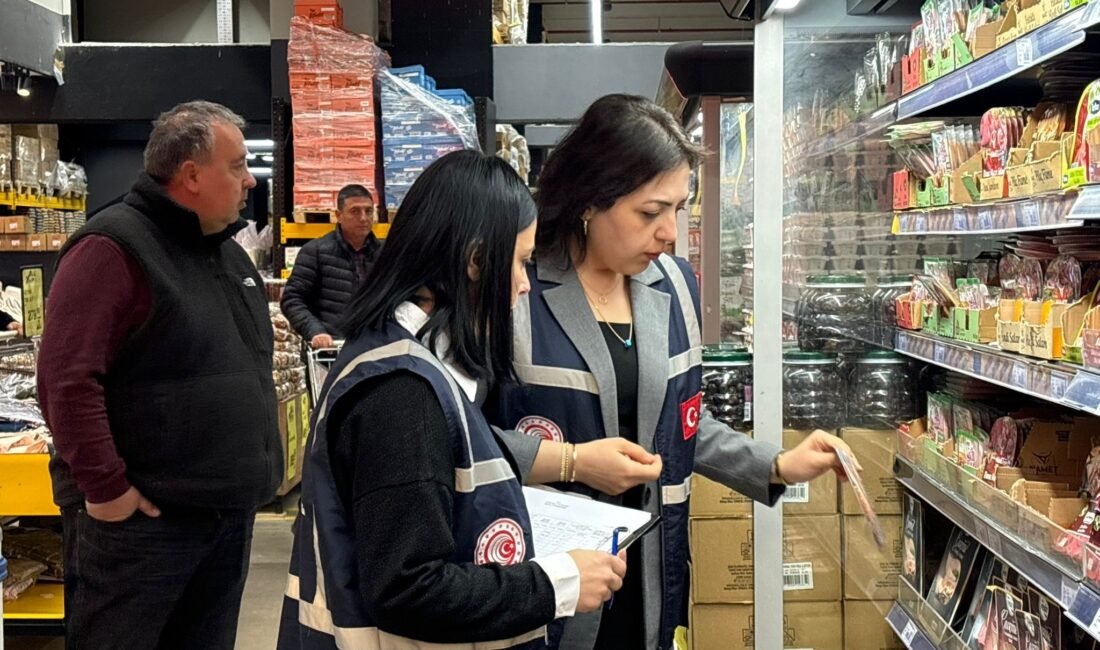 Ticaret Bakanlığı’ndan Ramazan Bayramı öncesi market denetimi Mikail KARAMAN/ANKARA, (DHA)- ANKARA’da Ticaret Bakanlığı ekipleri, Ramazan Bayramı öncesi