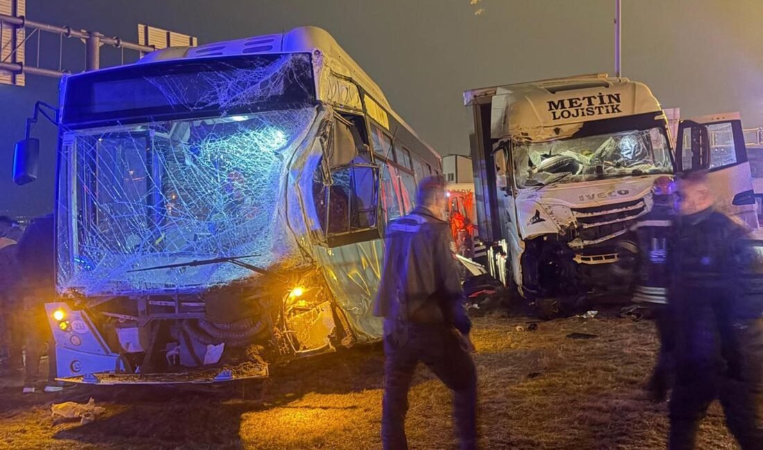 ERZURUM, (DHA)-ERZURUM'da TIR, kavşakta otobüsüne çarptı; kazada şoför yaralandı. Kaza,