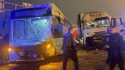 ERZURUM, (DHA)-ERZURUM'da TIR, kavşakta otobüsüne çarptı; kazada şoför yaralandı. Kaza,