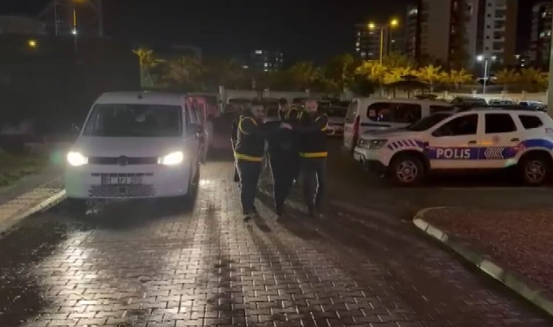 TIR’dan inip, bıçakla otomobile saldırdılar (2) SALDIRGANLAR YAKALANDI Adana'nın Seyhan ilçesi Yeşilevler Mahallesi Mehmet Akif Ersoy