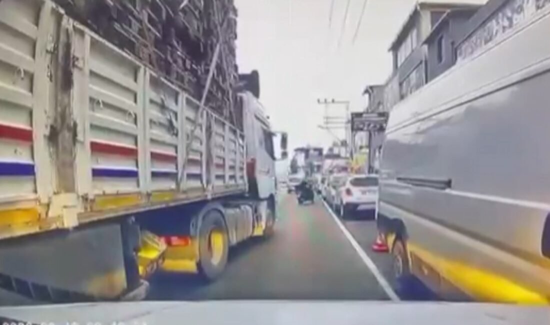 Serhat GÜLER/ADANA, (DHA)- ADANA'da TIR şoförü ve yanındaki kişi, trafikte