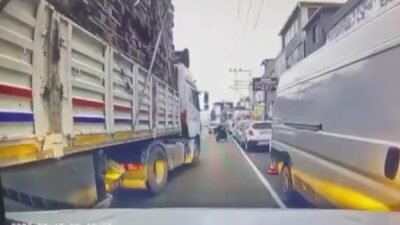Serhat GÜLER/ADANA, (DHA)- ADANA'da TIR şoförü ve yanındaki kişi, trafikte