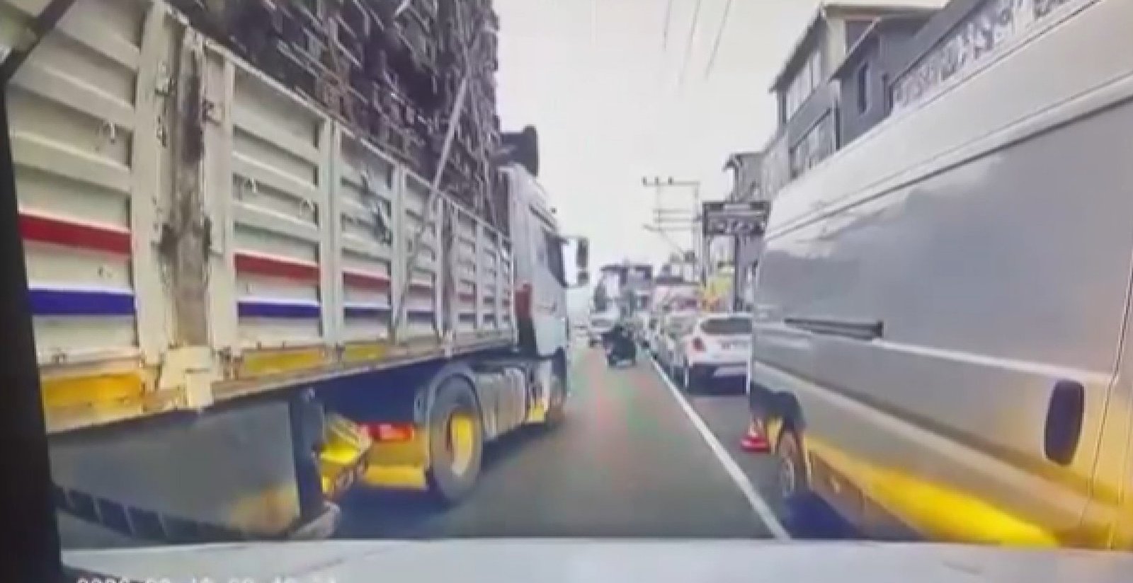 Serhat GÜLER/ADANA, (DHA)- ADANA'da TIR şoförü ve yanındaki kişi, trafikte