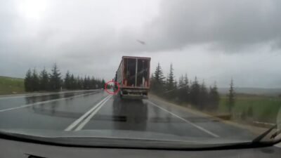 Batuhan KILIÇ/ ESKİŞEHİR, (DHA)- ESKİŞEHİR’de yağmur nedeniyle kayganlaşan yolda kontrolden