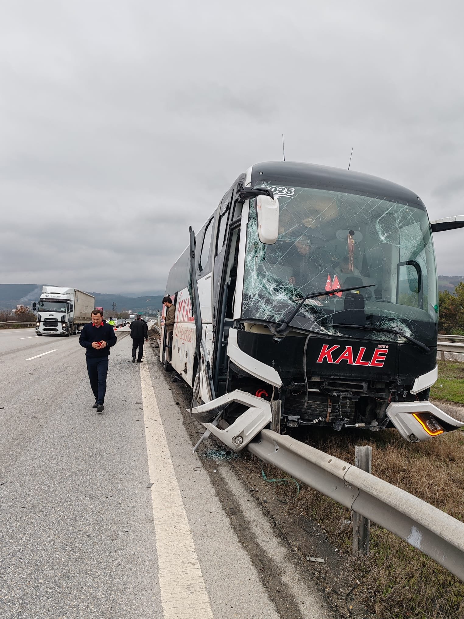 Mutlu YUCA/BOLU, (DHA)- BOLU’da Anadolu Otoyolu’nda aynı yöne giden TIR’ın