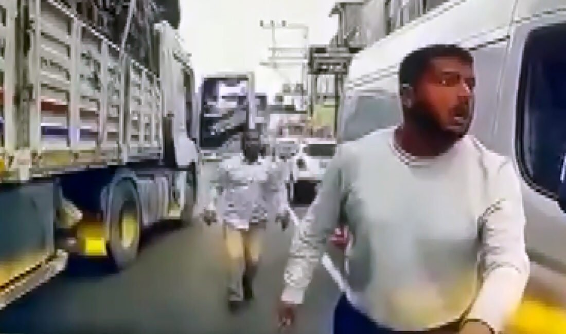 TIR’la otomobilin önünü kesip, sürücüyü tehdit eden baba ile oğlundan ‘el hareketi’ iddiası Anıl ATAR/ADANA, (DHA)- ADANA’da trafikte yol verme anlaşmazlığı nedeniyle tartışıp,