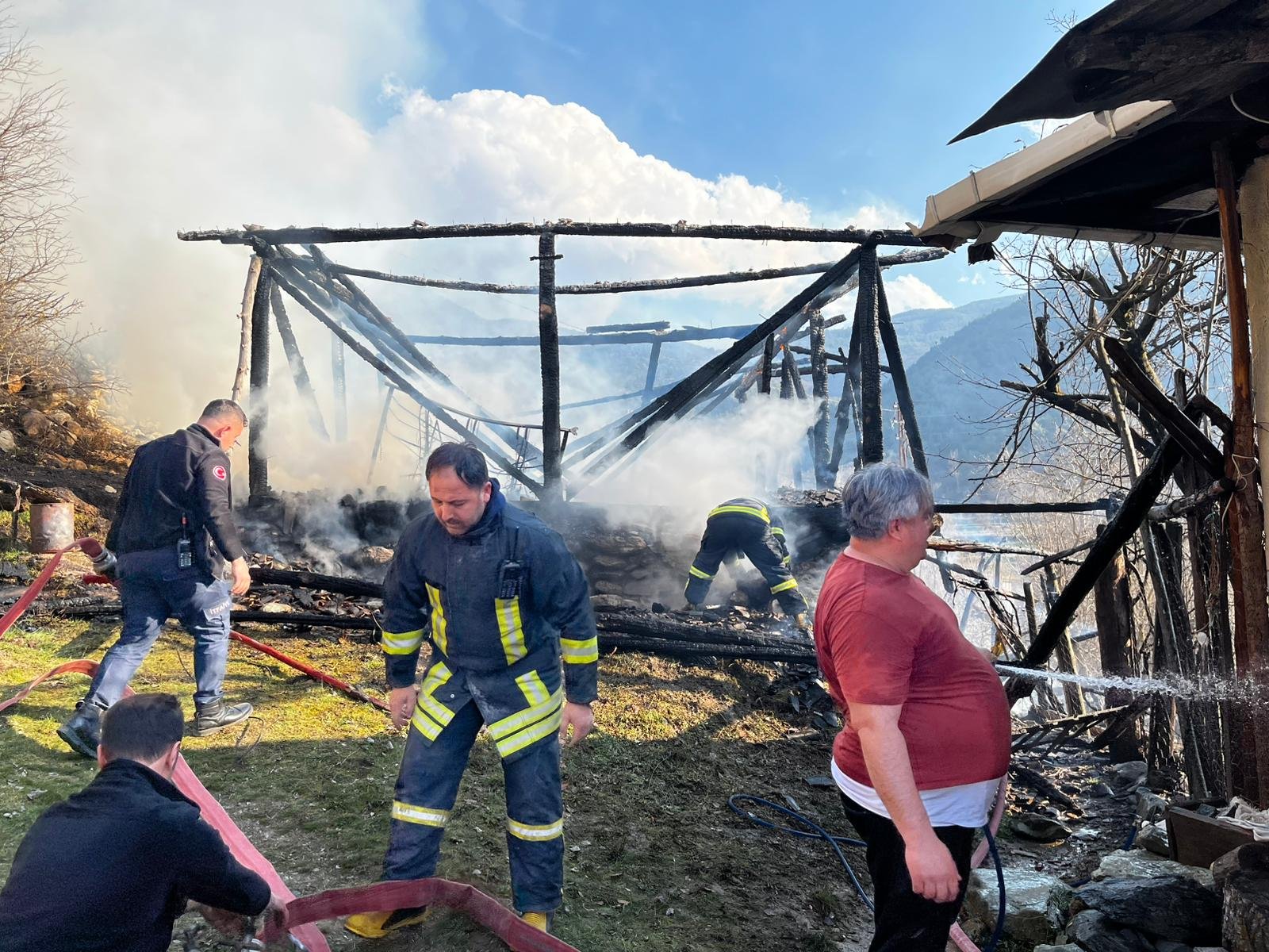 Bünyamin KARACAN/ TOSYA(Kastamonu), (DHA)- KASTAMONU'nun Tosya ilçesinde çıkan yangında samanlık