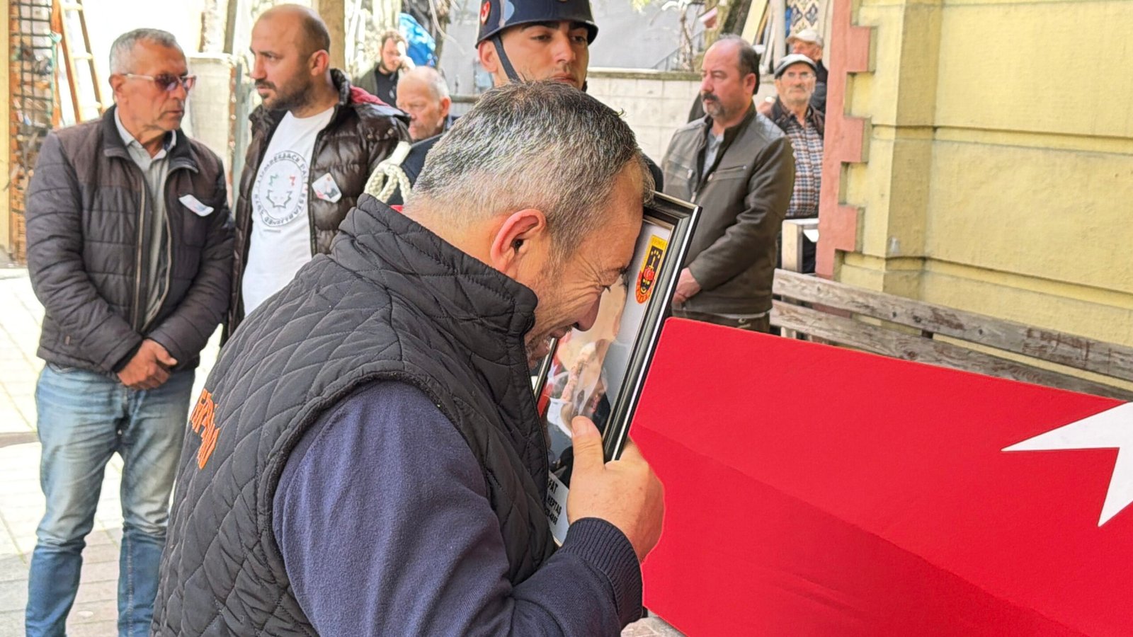 Ayhan ACAR/ULUS (Bartın),(DHA)-BARTIN'dan görev yeri Ağrı'ya dönerken geçirdiği trafik kazasında