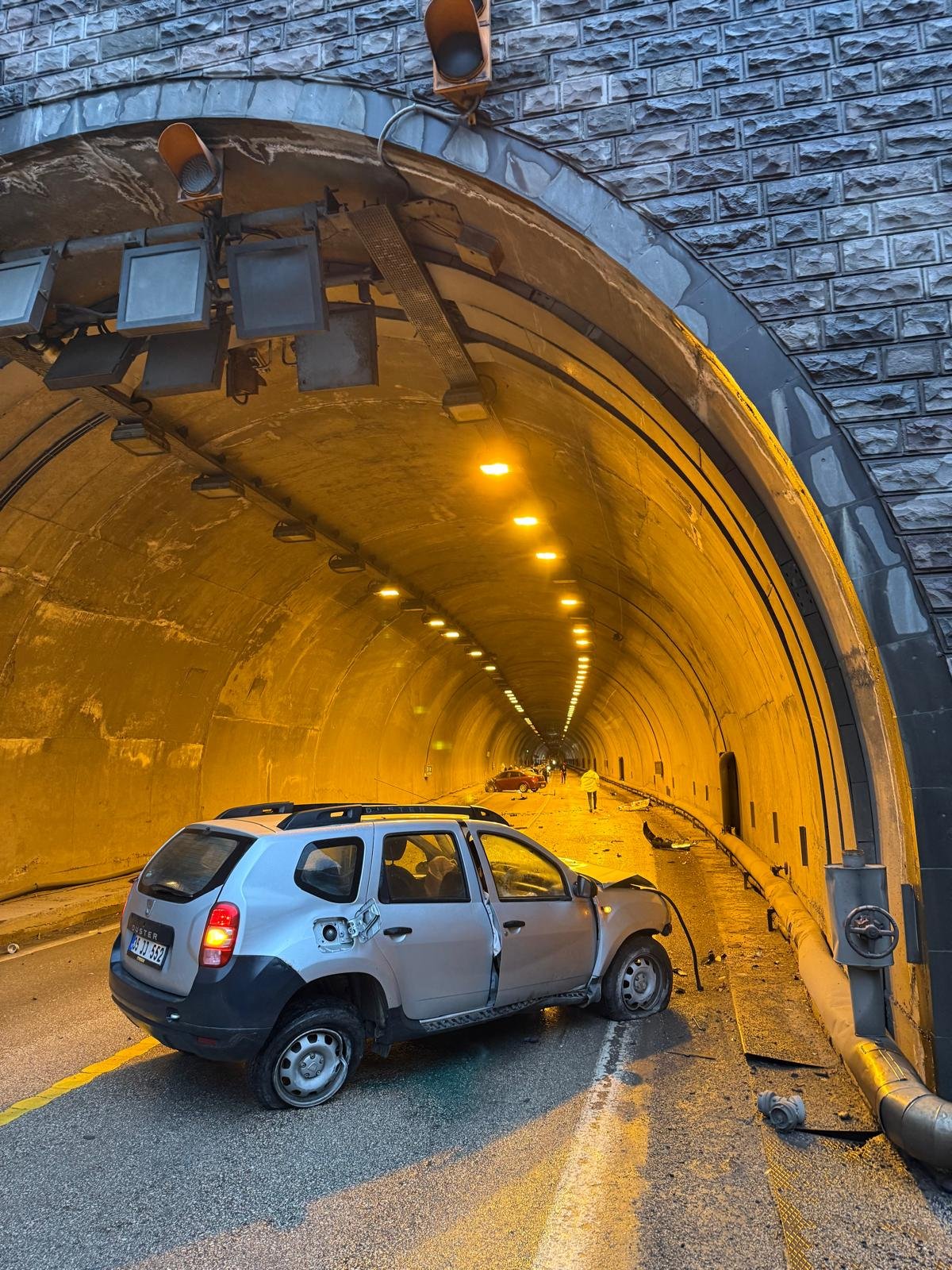 Murat ÖZELCİ/ YENİCE(Karabük), (DHA)- KARABÜK’ün Yenice ilçesinde tünel girişinde iki