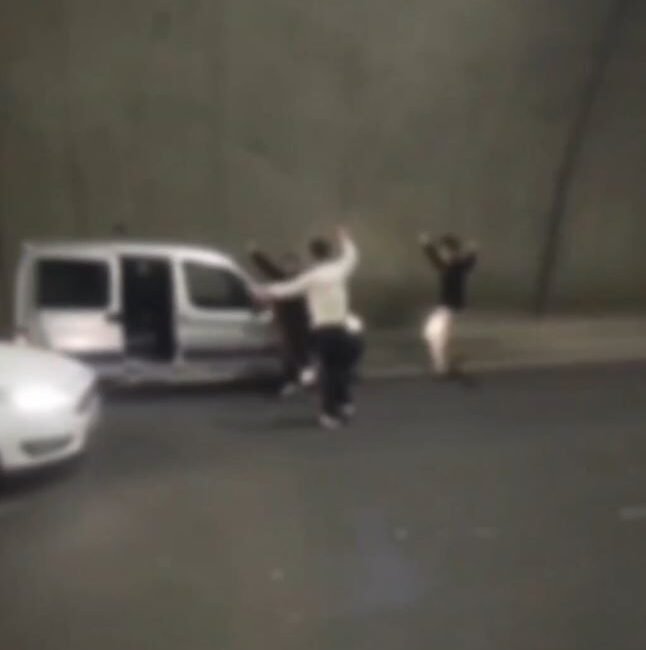 Tünelde aracını durdurup dans ederek trafik güvenliğini tehlikeye sokan sürücüye 180 bin TL ceza Salim SARIKOÇ/TRABZON, (DHA)- TRABZON’da tünelde hafif ticari aracını durdurarak müzik