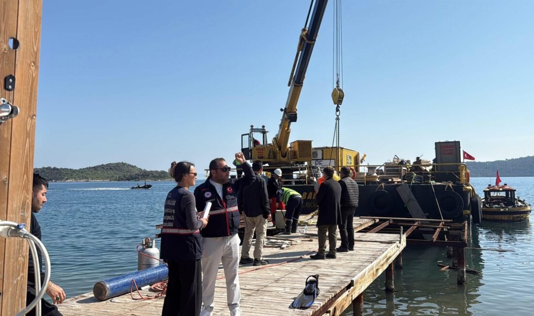 Türkbükü’nde kaçak iskele ve yapılar yıkıldı Fırat AKAY/BODRUM, (Muğla), (DHA)- MUĞLA'nın Bodrum ilçesi Türkbükü kıyısında, kıyı