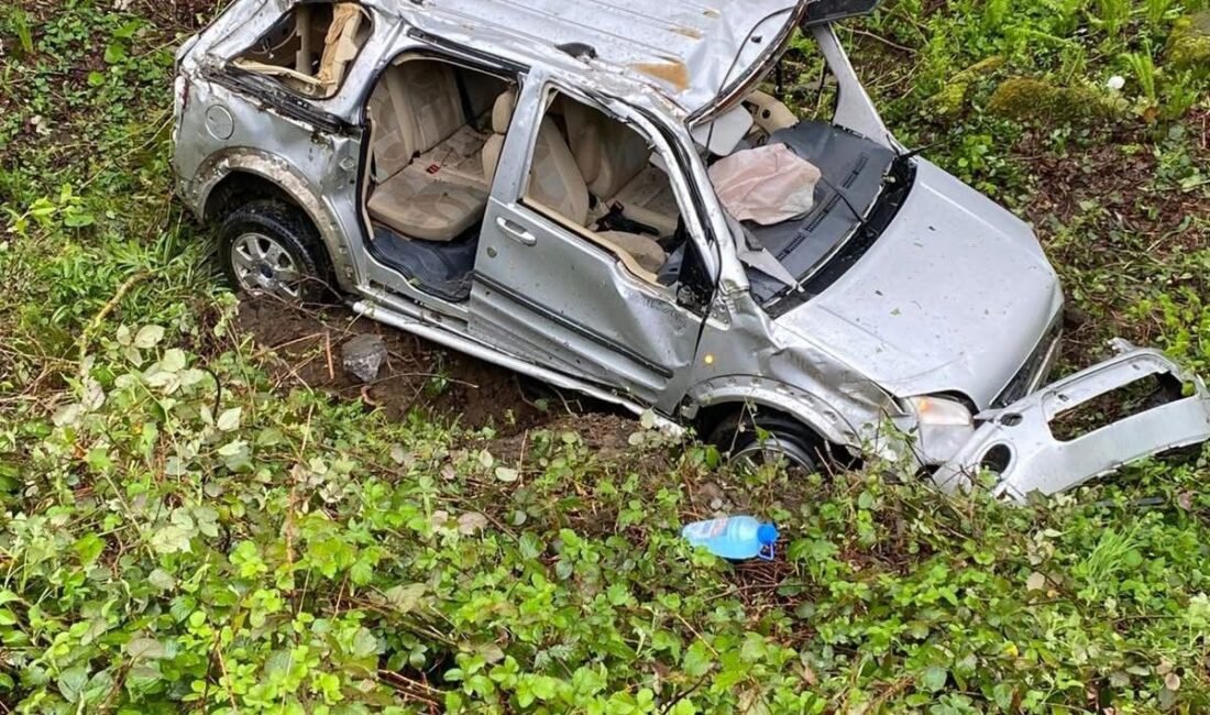 Uçuruma yuvarlanan aracın sürücüsü ile onu kurtarırken fenalaşan görevli, hastaneye kaldırıldı Erhan SARI/BORÇKA (Artvin), (DHA)- ARTVİN'in Borçka ilçesinde uçuruma yuvarlanan hafif