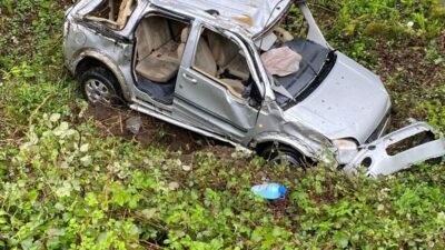 Erhan SARI/BORÇKA (Artvin), (DHA)- ARTVİN'in Borçka ilçesinde uçuruma yuvarlanan hafif