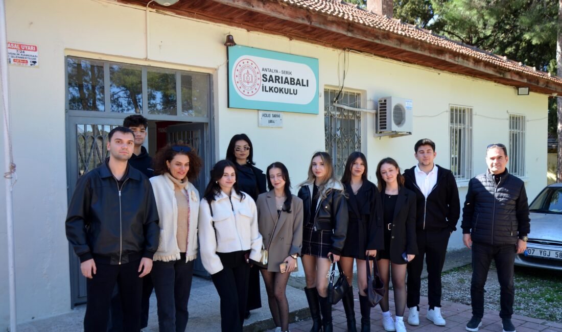 Üniversite öğrencileri ilkokulun kapılarını boyadı, kırık camlarını değiştirdi, kütüphane oluşturdu Selma KUNAR/ANTALYA, (DHA)- AKDENİZ Üniversitesi’nin 14 öğrencisi, hocalarının rehberliğinde bir