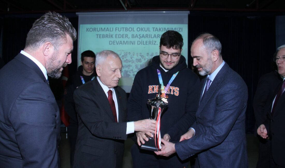‘Üniversitelerarası Korumalı Futbol’da şampiyonlara kupaları verildi Mikail KARAMAN / ANKARA, (DHA)- TÜRKİYE Üniversite Sporları Federasyonu (TÜSF)