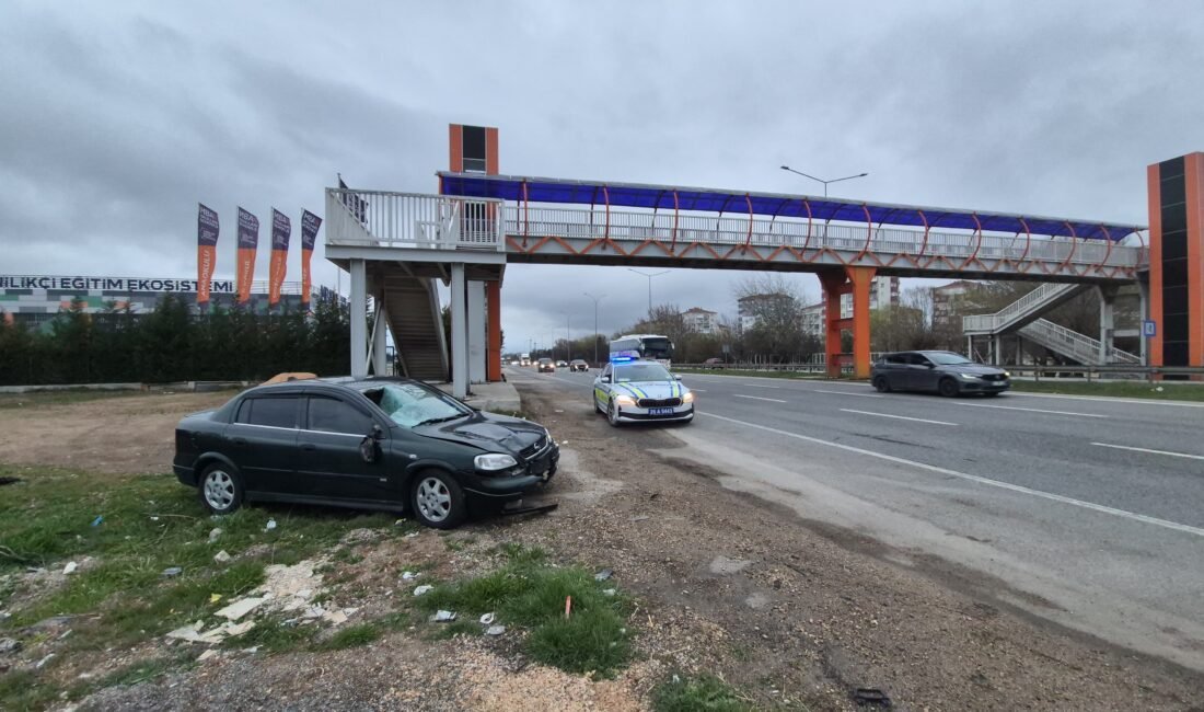 Üst geçide 20 metre mesafede otomobilin çarptığı yaya öldü Batuhan KILIÇ/ESKİŞEHİR, (DHA)- ESKİŞEHİR’de, üst geçide 20 metre mesafede yolun