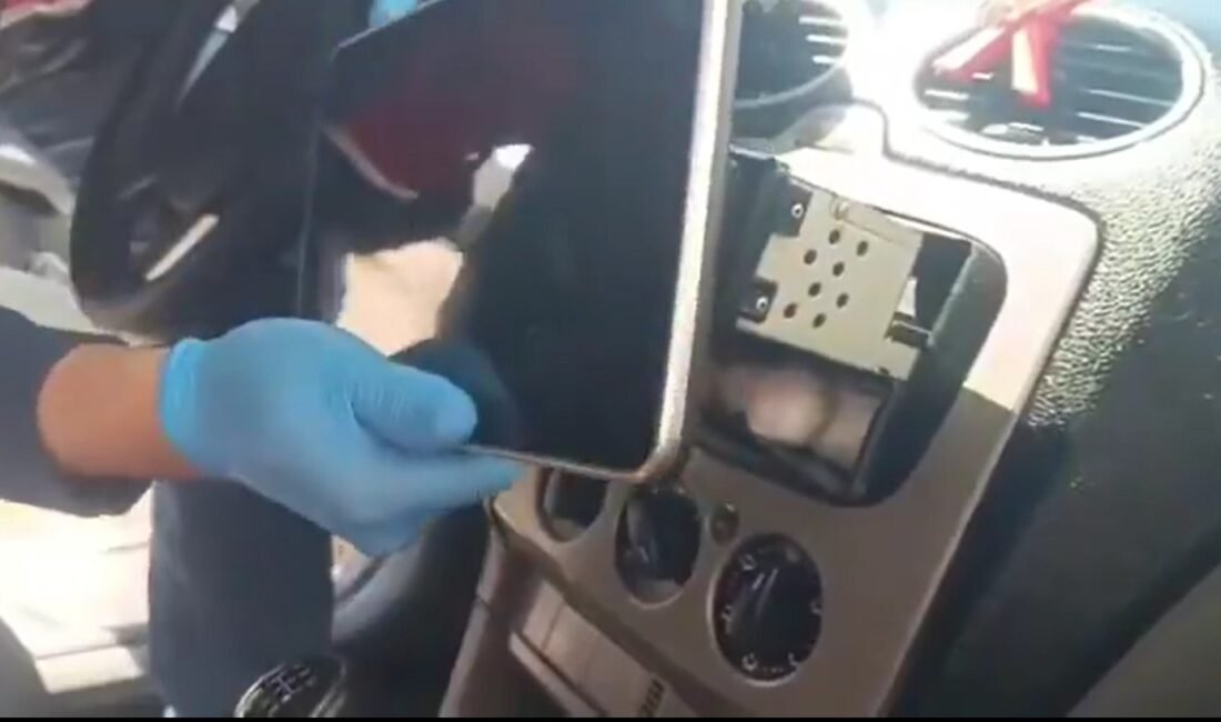 Uyuşturucuları araç teybinin arkası, torpido kasası ve tavan döşemesine zulalamış Esra TÜRKER/BURSA, (DHA)- BURSA’da bir araçta yapılan aramada, teybin arkasına,