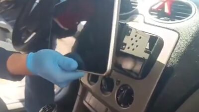 Esra TÜRKER/BURSA, (DHA)- BURSA’da bir araçta yapılan aramada, teybin arkasına,