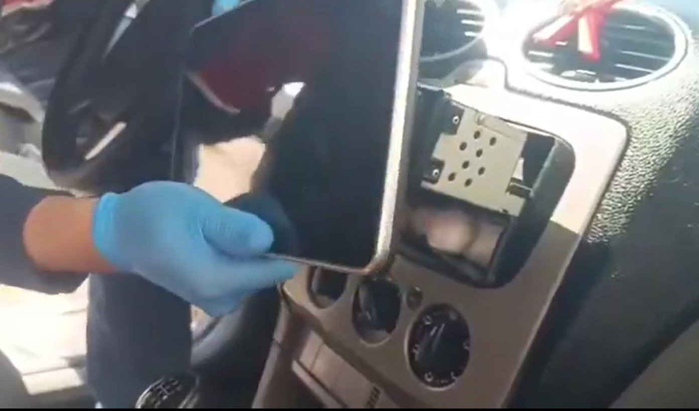 Esra TÜRKER/BURSA, (DHA)- BURSA’da bir araçta yapılan aramada, teybin arkasına,