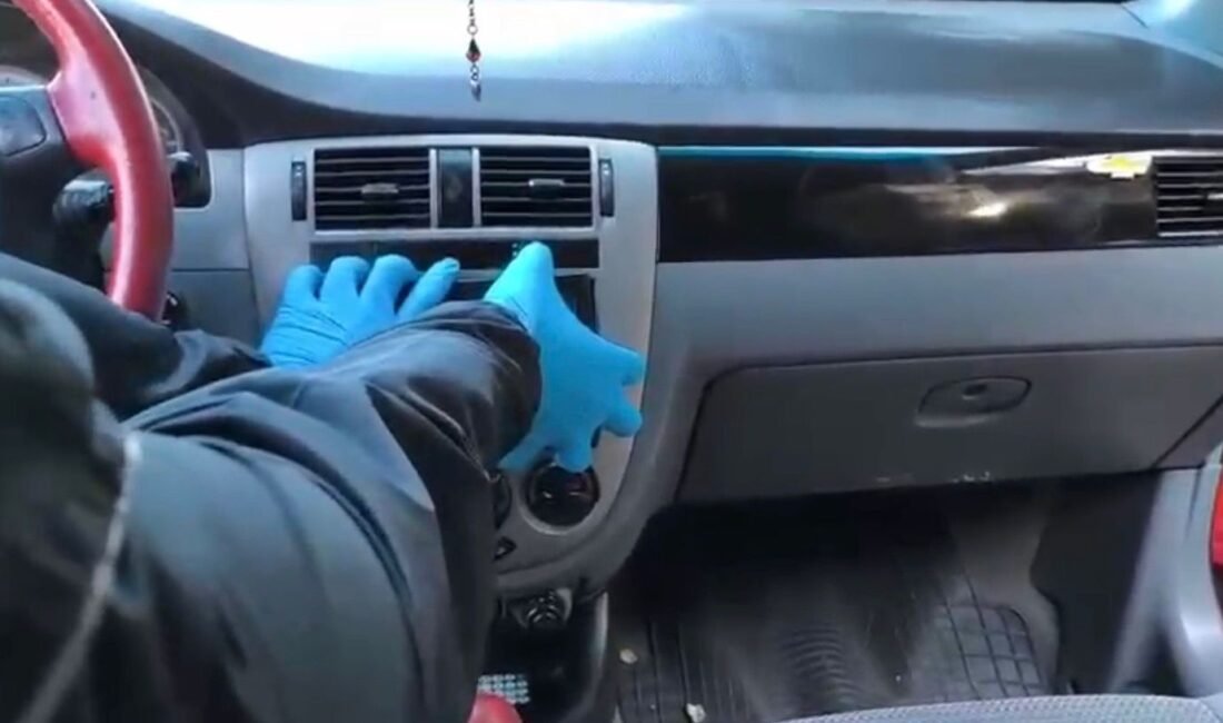 Emre ÖNCEL/SAMSUN, (DHA)- SAMSUN'un İlkadım ilçesinde durdurulan otomobilde teybin arka