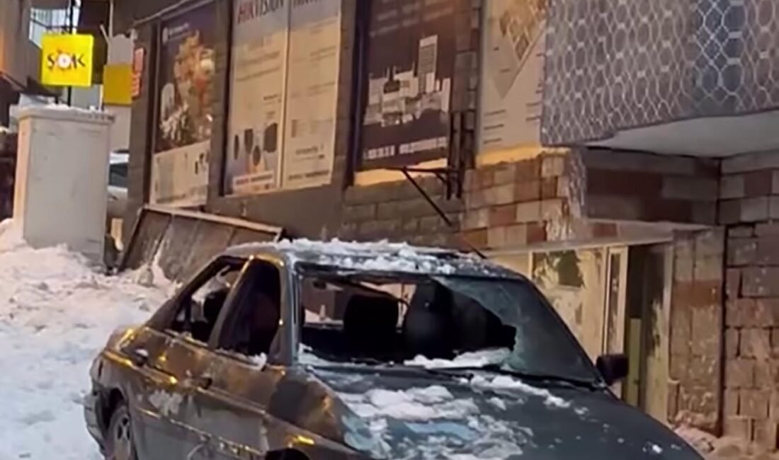Oktay POLAT/ERZURUM, (DHA)- ERZURUM’da 7 katlı binanın çatısından düşen kar