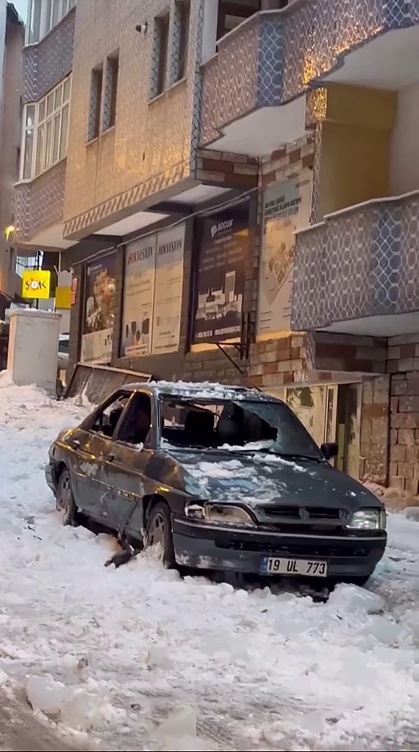 Oktay POLAT/ERZURUM, (DHA)- ERZURUM’da 7 katlı binanın çatısından düşen kar