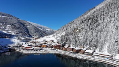 Selçuk BAŞAR- Efnan DEMİREREN/TRABZON, (DHA)-DOĞU Karadeniz'de kar yağışı sonrası seyirlik