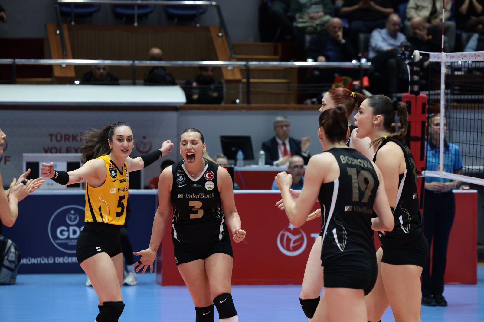 İSTANBUL, (DHA)- VAKIFBANK, 4’ü namağlup olmak üzere 6 şampiyonluğa ulaştığı