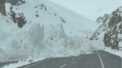 Mehmet ÖZKAN- Harun AKSU/VAN-HAKKARİ,(DHA)- VAN-Hakkari kara yolu Kırmızıtaş mevkisine çığ