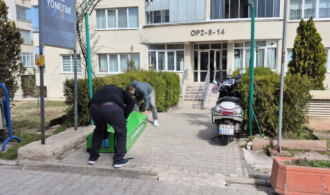 Yalnız yaşadığı evinde ölü bulundu Batuhan KILIÇ/ESKİŞEHİR, (DHA)- ESKİŞEHİR’de yakınlarının haber alamadığı Şerife Toptaş (79)