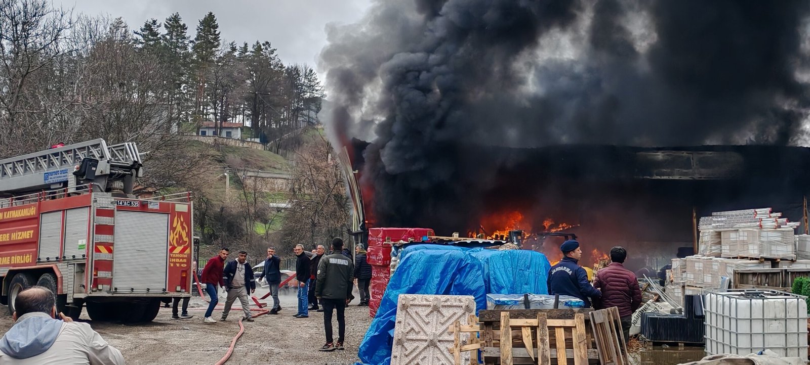 Yurdaer ÖZTÜRK/MENGEN (Bolu), (DHA)- BOLU'nun Mengen ilçesinde, inşaat malzemelerinin bulunduğu