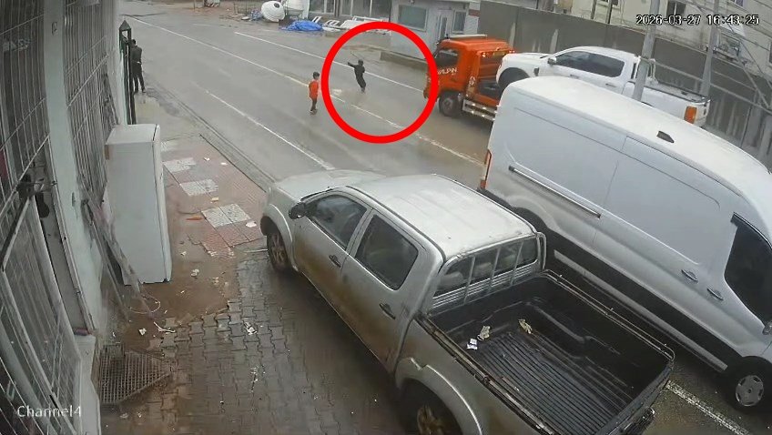 Sekvan KÜDEN/CİZRE, (Şırnak), (DHA)- ŞIRNAK’ın Kasrik beldesinde, aniden yolun karşısına