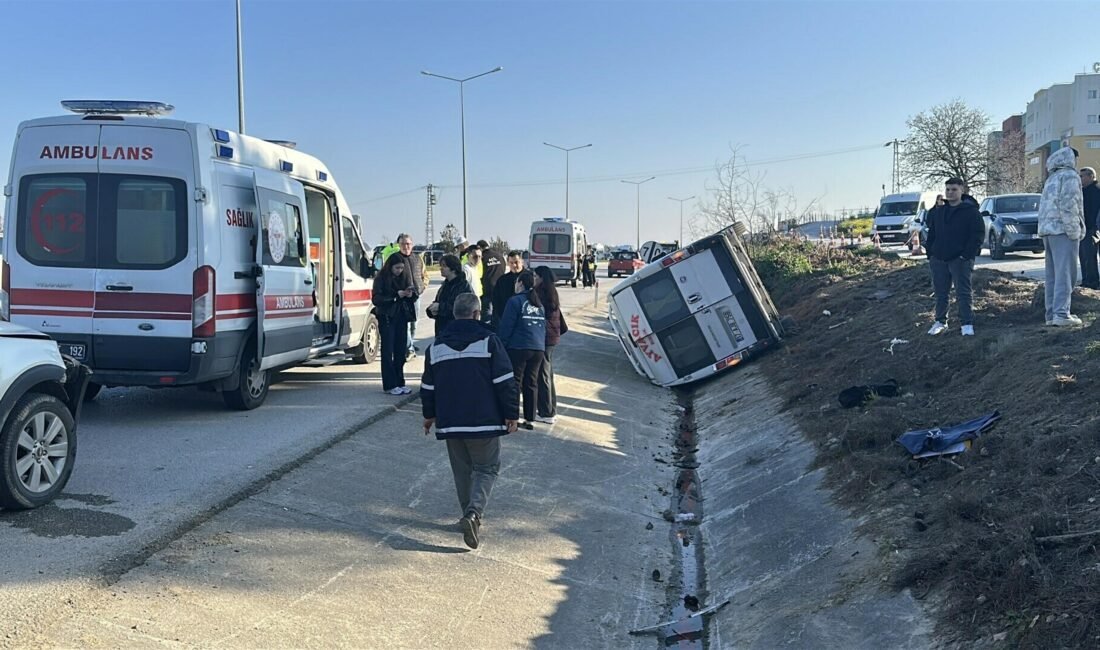 Nazif Cemhan ŞEN/ÇANAKKALE, (DHA)- ÇANAKKALE’de minibüsle otomobilin çarpıştığı kazada, 8