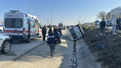 Nazif Cemhan ŞEN/ÇANAKKALE, (DHA)- ÇANAKKALE’de minibüsle otomobilin çarpıştığı kazada, 8
