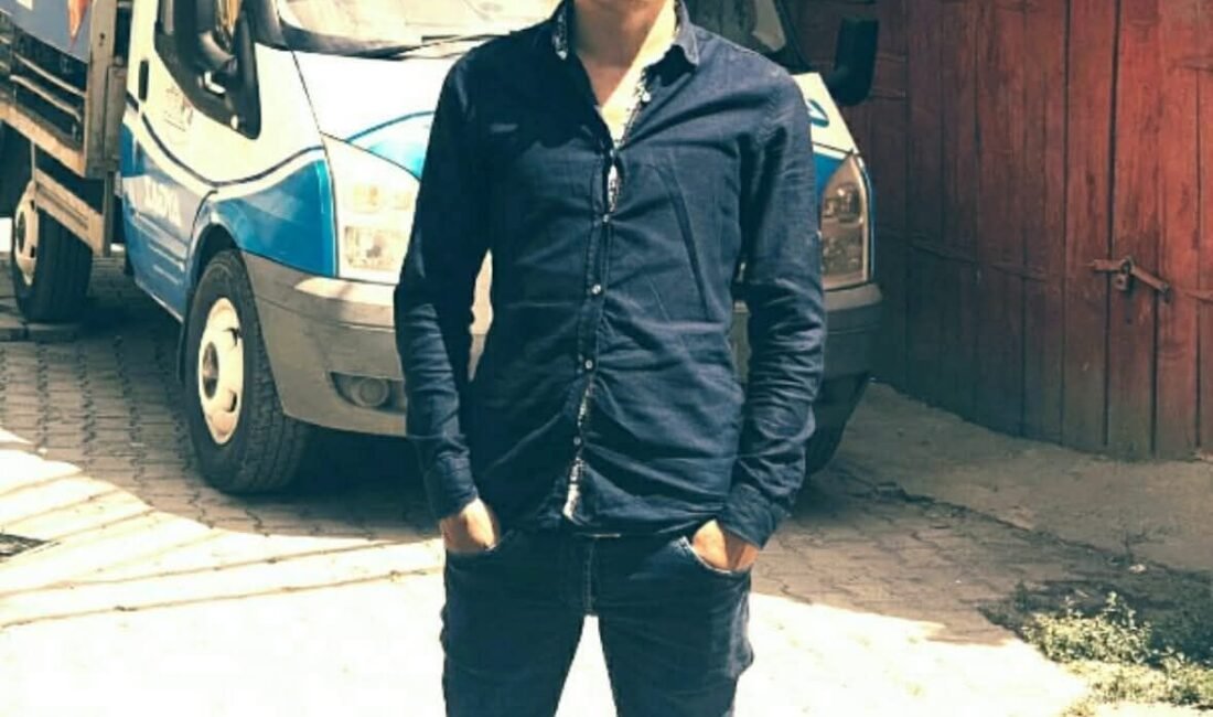 Adnan ÇELEBİ/NİĞDE, (DHA)- NİĞDE’de kavşakta şehirler arası yolcu otobüsüyle çarpışan