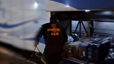 Özcan ÇİRİŞ/BİTLİS, (DHA)- BİTLİS'te polisin durdurduğu yolcu otobüsündeki bir yolcunun