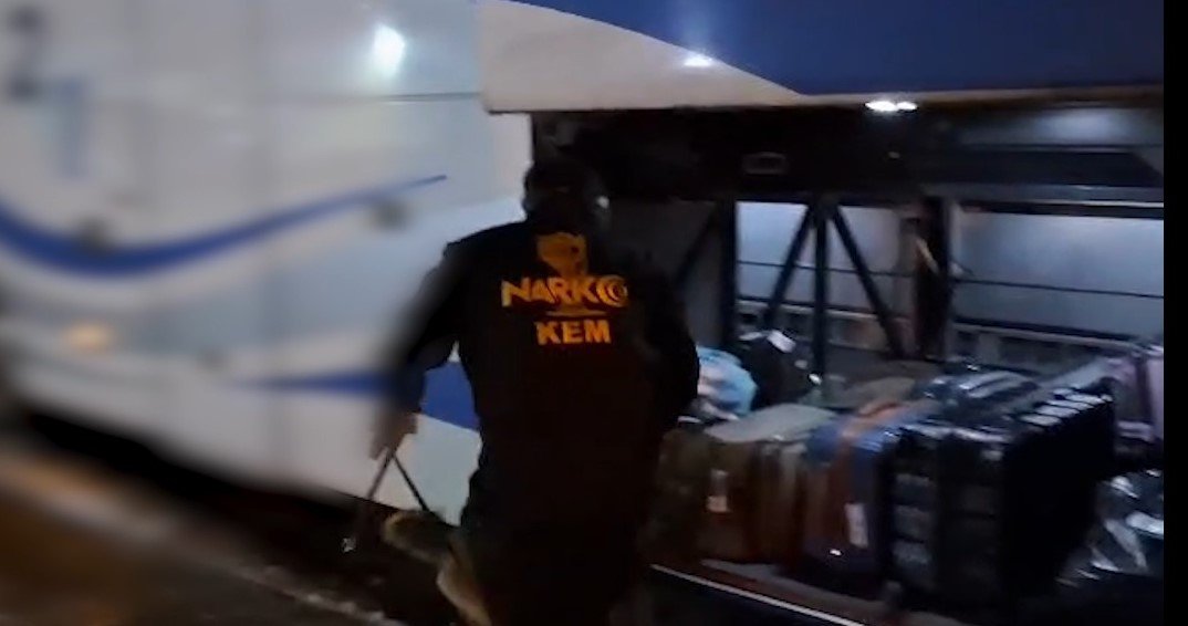 Yolcunun valizinden 4 kilo uyuşturucu çıktı Özcan ÇİRİŞ/BİTLİS, (DHA)- BİTLİS'te polisin durdurduğu yolcu otobüsündeki bir yolcunun