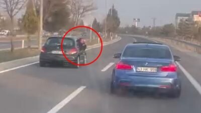 Oğuzhan KILIÇ/KÜTAHYA, (DHA)- KÜTAHYA’da seyir halindeyken otomobillerini yan yana getirip,