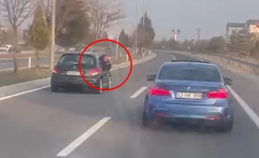 Oğuzhan KILIÇ/KÜTAHYA, (DHA)- KÜTAHYA’da seyir halindeyken otomobillerini yan yana getirip,