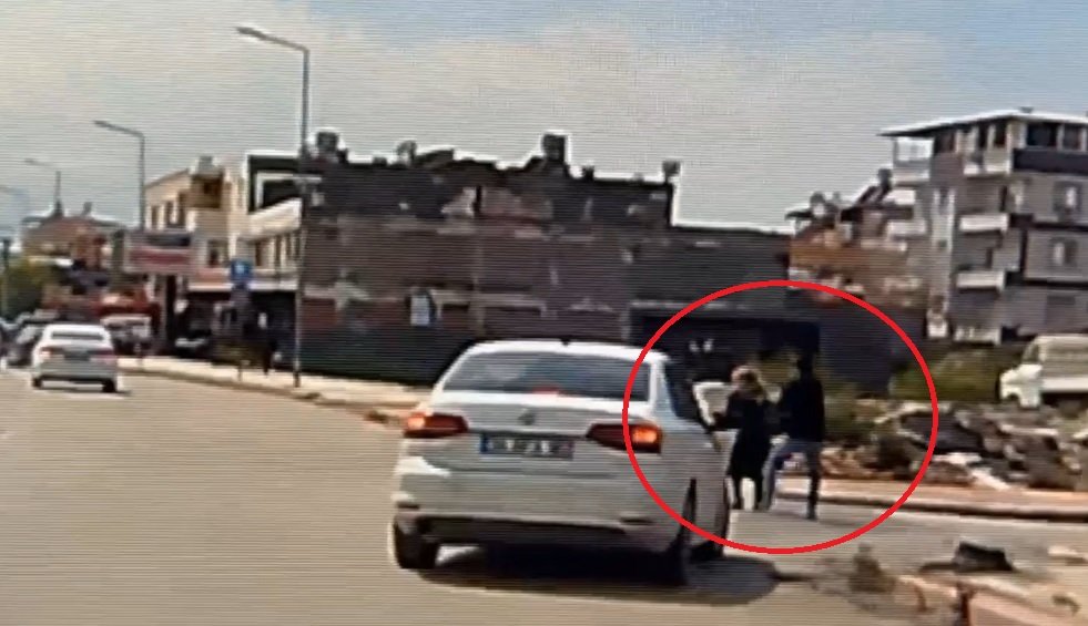 Ufuk AKTUĞ/İSKENDERUN (Hatay), (DHA)- HATAY'ın İskenderun ilçesinde yolda yürüyen Z.K.