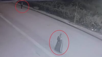 Özgül ATABEY/MUDANYA (Bursa), (DHA)-BURSA'da yolda yürüyen kadının, içinde cep telefonu