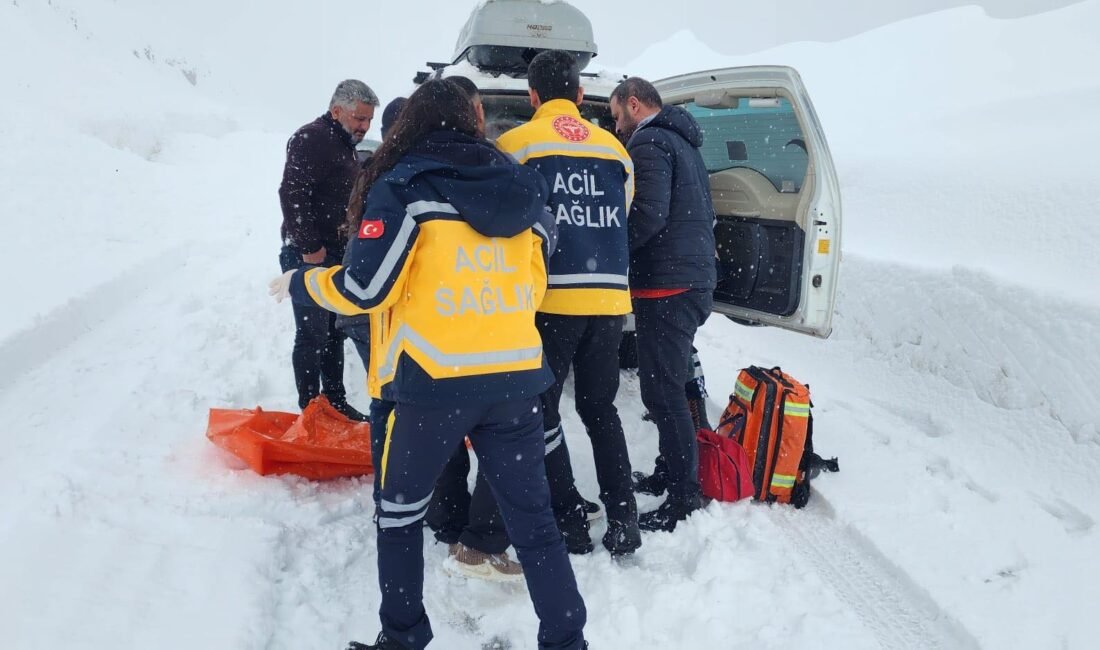 MUŞ-AĞRI, (DHA)- MUŞ’ta yoğun kar yağışı nedeniyle yolu kapanan köyde