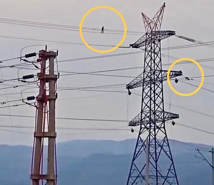 Yüksek gerilim hattında tehlikeli mesai İbrahim EMÜL/OSMANİYE, (DHA)- OSMANİYE’de 2 işçi, metrelerce yükseklikte yüksek gerilim