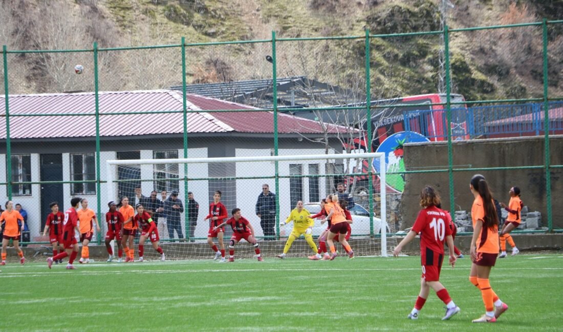 Yaşar KAPLAN/YÜKSEKOVA (Hakkari), (DHA) - YÜKSEKOVA Spor Kadın Futbol Takımı,