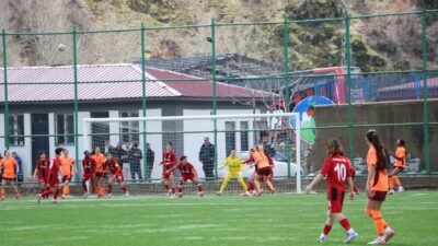 Yaşar KAPLAN/YÜKSEKOVA (Hakkari), (DHA) - YÜKSEKOVA Spor Kadın Futbol Takımı,