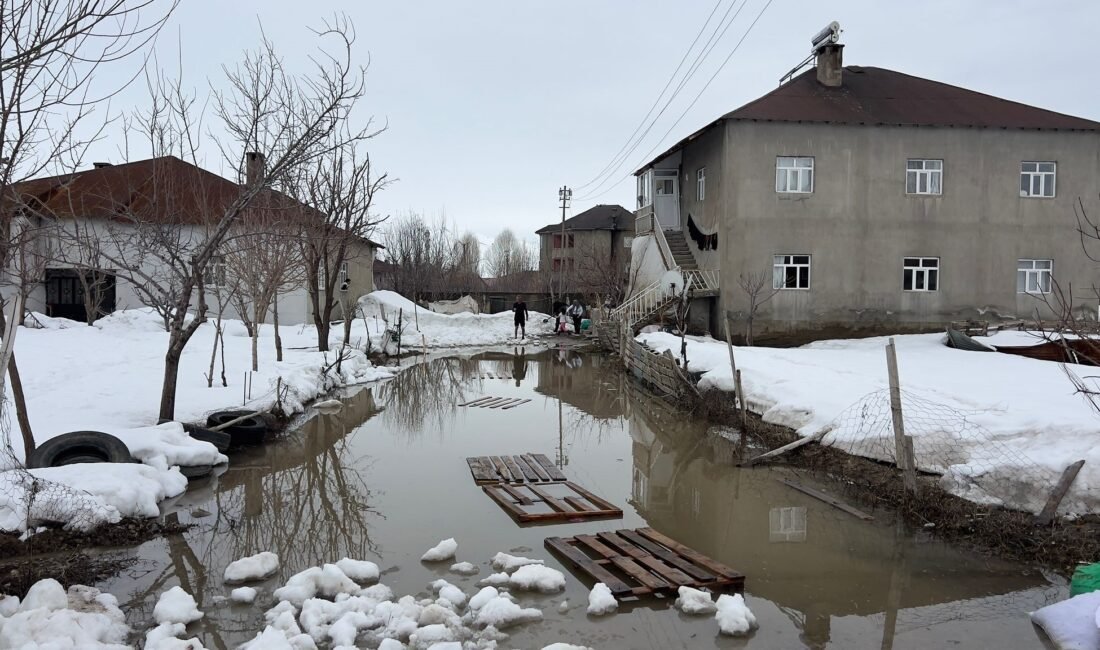 Yaşar KAPLAN/YÜKSEKOVA(Hakkari),(DHA)-HAKKARİ'nin Yüksekova ilçesinde eriyen kar ve etkili olan sağanak